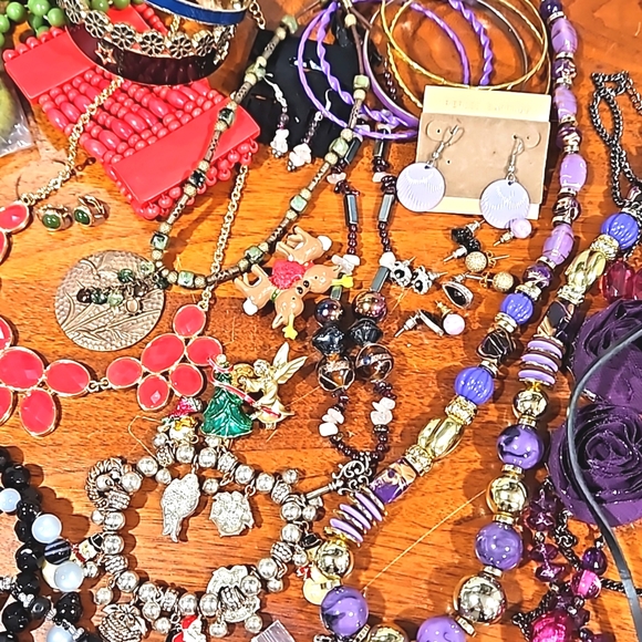 Large wearable jewelry lot 3 lbs. Vintage to modern, some new - Picture 4 of 12